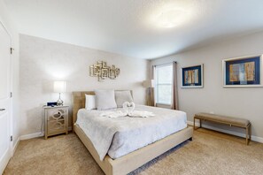 Free WiFi, bed sheets - Spacious getaway with 2 themed game rooms, private pool, & Pool spa (Davenport)