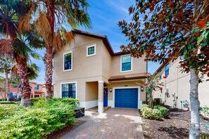 Exterior - Spacious getaway with 2 themed game rooms, private pool, & Pool spa (Davenport)