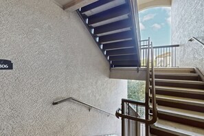 Interior - Gated golf condo with on-site pool, hot tub, screened balcony, & washer/dryer (Davenport)