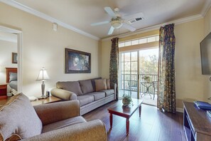 TV - Gated golf condo with on-site pool, hot tub, screened balcony, & washer/dryer (Davenport)