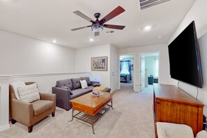 TV - Charming Davenport house: Dog-friendly, pool, patio, well-equipped kitchen (Davenport)