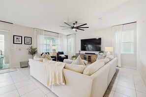 TV, table football - Beautiful home with private pool and space for the whole family (Kissimmee)