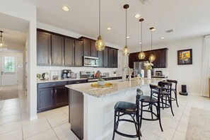 Fridge, microwave, oven, stovetop - Beautiful home with private pool and space for the whole family (Kissimmee)
