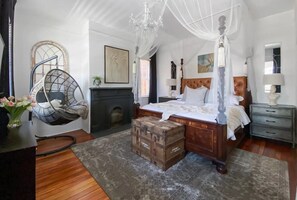 Iron/ironing board, WiFi, bed sheets - Forsyth Historic Duplex Sleeps 10 - Great for large Groups! (Savannah)