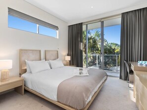 Apartamento, vista para a piscina | Ferros/tábuas de passar roupa, berços (sobretaxa), Wi-Fi de cortesia