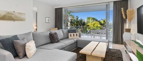 Apartamento, vistas a la piscina | Zona de estar