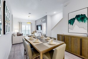 Dining - Dog-friendly townhouse with private pool, screened lanai, washer/dryer (Davenport)