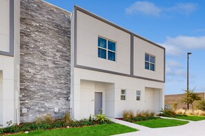 Exterior - Dog-friendly townhouse with private pool, screened lanai, washer/dryer (Davenport)