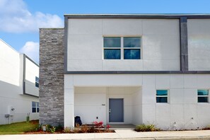 Exterior - Modern Townhouse with Private Pool Near Disney & Top Attractions (Davenport)