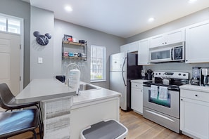 Fridge, microwave, oven, stovetop - Spacious townhouse with jetted tub, game room, heated pool & fitness amenities (Kissimmee)