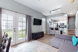 TV, ping pong - Spacious townhouse with jetted tub, game room, heated pool & fitness amenities (Kissimmee)