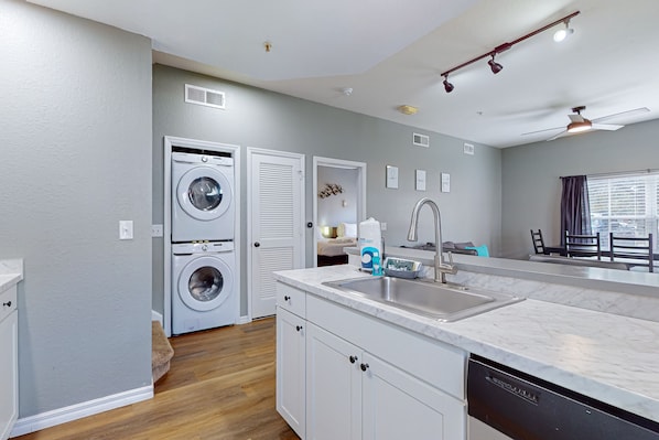 Fridge, microwave, oven, stovetop - Spacious townhouse with jetted tub, game room, heated pool & fitness amenities (Kissimmee)