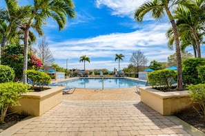 A heated pool - Spacious townhouse with jetted tub, game room, heated pool & fitness amenities (Kissimmee)