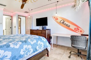Een bureau, een strijkplank/strijkijzer, gratis wifi, beddengoed