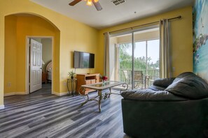 TV, ping pong - Resort condo with pools, hot tub, game room, tennis, gym, balcony, AC, & W/D (Kissimmee)