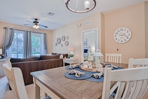Dining - Friendly condo with pool and hot tub access, WiFi, central AC, and private W/D (Kissimmee)