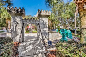 Property grounds - Friendly condo with pool and hot tub access, WiFi, central AC, and private W/D (Kissimmee)