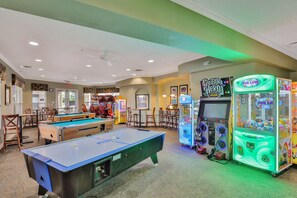 Games room - Friendly condo with pool and hot tub access, WiFi, central AC, and private W/D (Kissimmee)