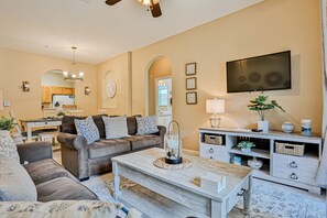 TV - Friendly condo with pool and hot tub access, WiFi, central AC, and private W/D (Kissimmee)