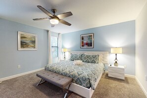 6 bedrooms, iron/ironing board, free WiFi, bed sheets - Modern home w/ pool, spa, movie screen & Ping-Pong - walk to clubhouse (Davenport)