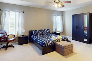4 bedrooms, iron/ironing board, WiFi, bed sheets - Updated retreat with pool access, W/D, AC, & patio - close to Disney Parks (Kissimmee)