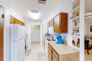 Fridge, microwave, oven, stovetop - Dog-friendly canal-front home near Lake Jackson with water views, grill, firepit (Sebring)