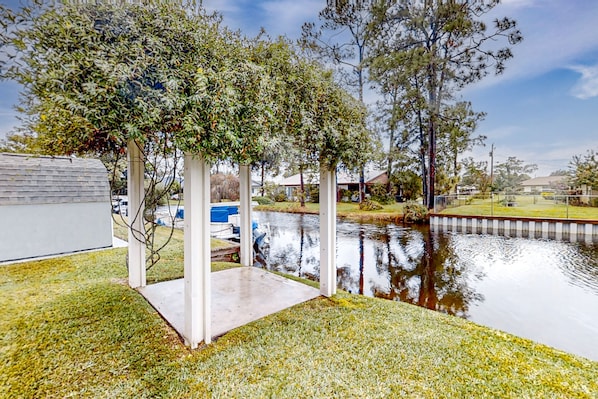 Property grounds - Dog-friendly canal-front home near Lake Jackson with water views, grill, firepit (Sebring)