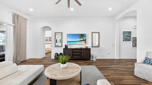 TV - Spacious, lakefront home with a lanai, private pool, spa, & washer/dryer (Davenport)
