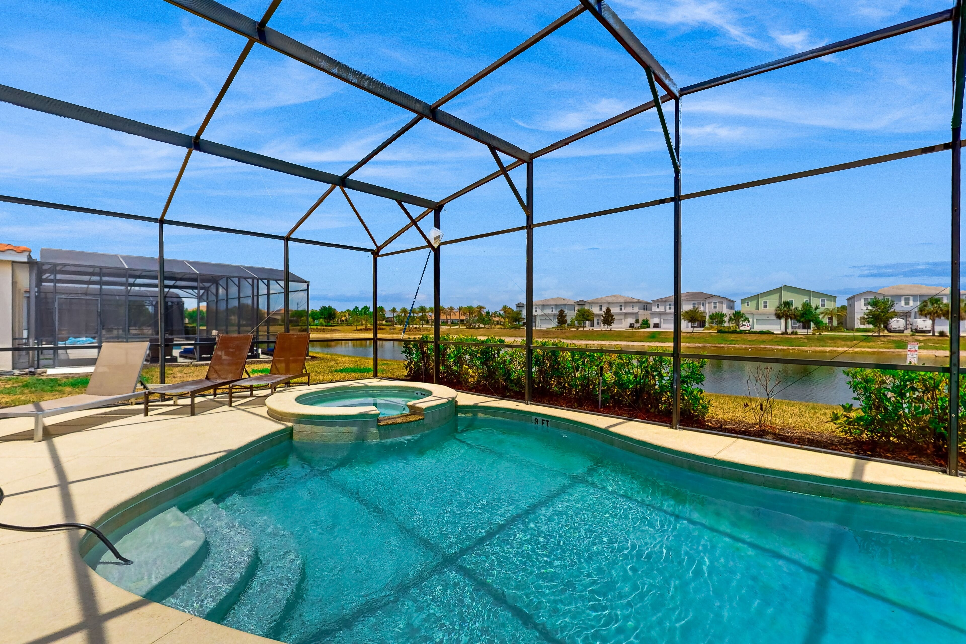 حمّام سباحة مُدفَّأ