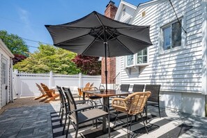 Outdoor dining - Cozy Cottage with Fire Pit  (Fairfield)