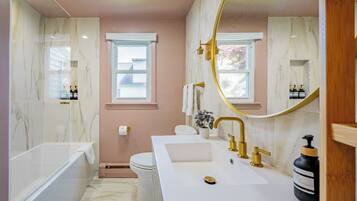Maison, patio, vue jardin | Salle de bain