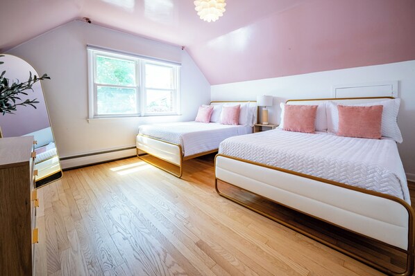 Verdunkelungsvorhänge, Bügeleisen/Bügelbrett, kostenloses WLAN