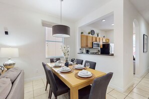 Dining - Charming home with private hot tub and space for the whole family (Kissimmee)