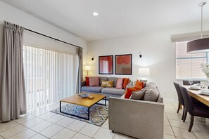TV - Charming home with private hot tub and space for the whole family (Kissimmee)