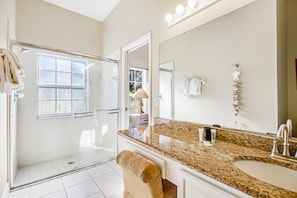 Shower, hair dryer, towels - Waterview Home w/ Private Pool, High-Speed WiFi, and Central AC (Kissimmee)