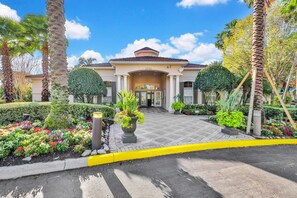 Exterior - Spacious home with private pool & resort amenities - 5 miles from Disney World (Kissimmee)