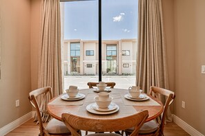 Dining - Modern villa with patio, grill, central AC, WiFi, shared pool, tennis, & gym (Kissimmee)