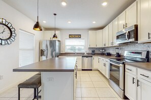 Fridge, microwave, oven, stovetop - Cozy townhouse with private screened patio & community pool – near theme parks (Davenport)