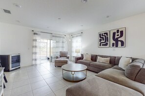 TV - Cozy townhouse with private screened patio & community pool – near theme parks (Davenport)
