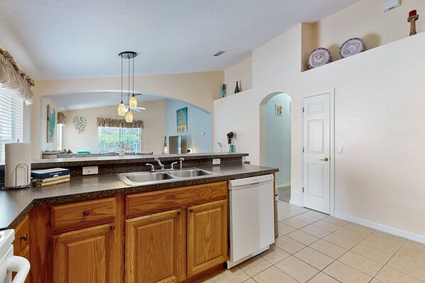 Fridge, microwave, oven, stovetop - Spacious home with private pool, pool table and air hockey (Davenport)