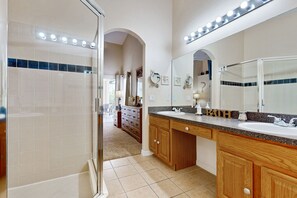 Shower, hair dryer, towels - Spacious home with private pool, pool table and air hockey (Davenport)