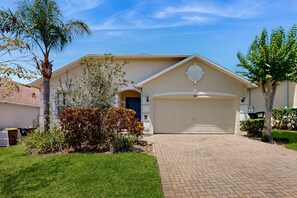 Exterior - Spacious home with private pool, pool table and air hockey (Davenport)