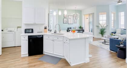 Snowbird-friendly condo near Walt Disney World Resort w/pool, WiFi, AC, and W/D