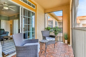 Terrace/patio - Fantastic lake-view condo with pool, hot tub, balcony & full kitchen — ChampionsGate, near Disney (Davenport)