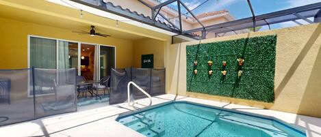 Una piscina techada, una piscina climatizada