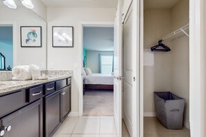5 bedrooms, desk, iron/ironing board, free WiFi - Windsor Island Wonder - private pool, near theme parks & new Club House (Davenport)