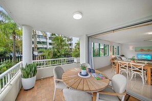 Outdoor dining - Stylish 2BR Alex Heads Beachside Apartment (Sunshine Coast)