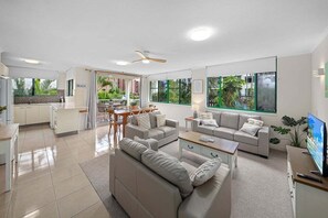 TV, ping pong - Stylish 2BR Alex Heads Beachside Apartment (Sunshine Coast)