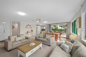 TV, ping pong - Stylish 2BR Alex Heads Beachside Apartment (Sunshine Coast)