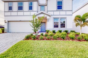 Exterior - Exquisite home with pool, lanai, game room, central AC, & washer/dryer (Davenport)